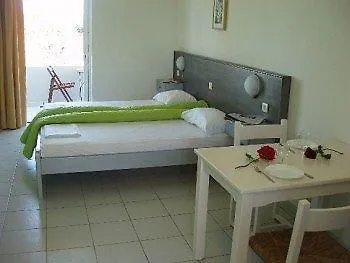 Jonathan Szálloda Tigaki